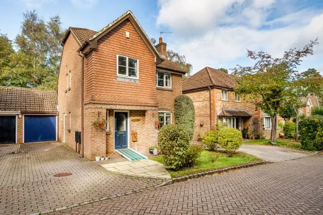 4 bed house for sale, Butler Road, Bagshot, GU19