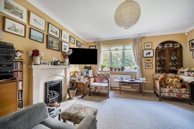 Butler Road, Bagshot, GU19, photo 9