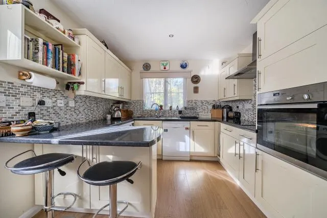 Butler Road, Bagshot, GU19, photo 6