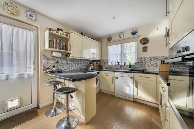 Butler Road, Bagshot, GU19, photo 4