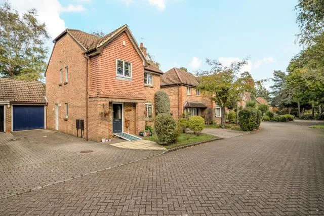 Butler Road, Bagshot, GU19, photo 21