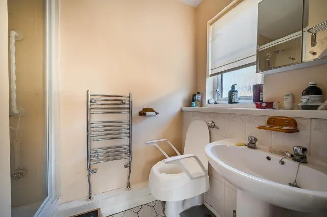 Butler Road, Bagshot, GU19, photo 17