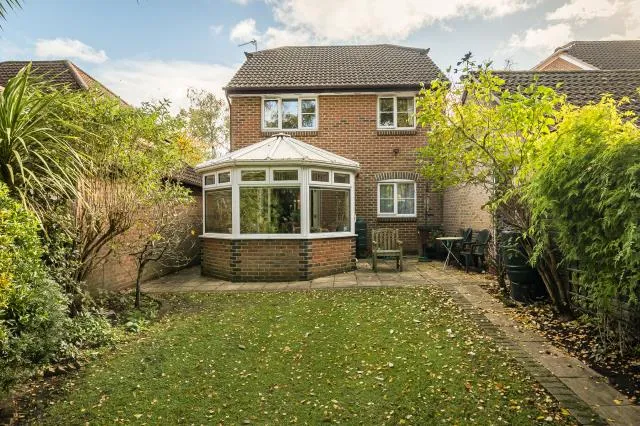 Butler Road, Bagshot, GU19, photo 2