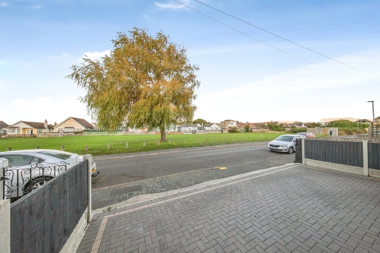 Garden Road, Jaywick, CO15, photo 22