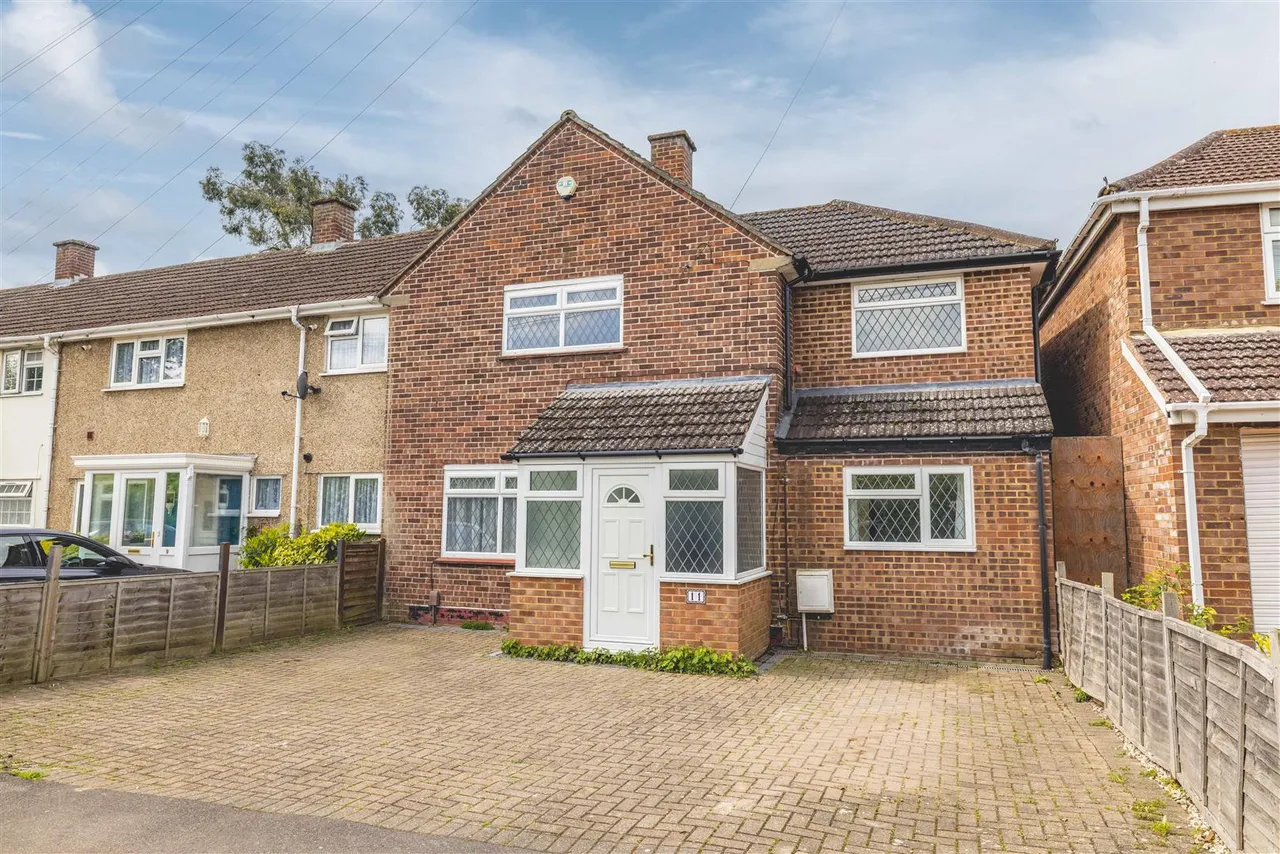 4 bed house for sale — Moat Drive, Slough, Berkshire, SL2 5TG