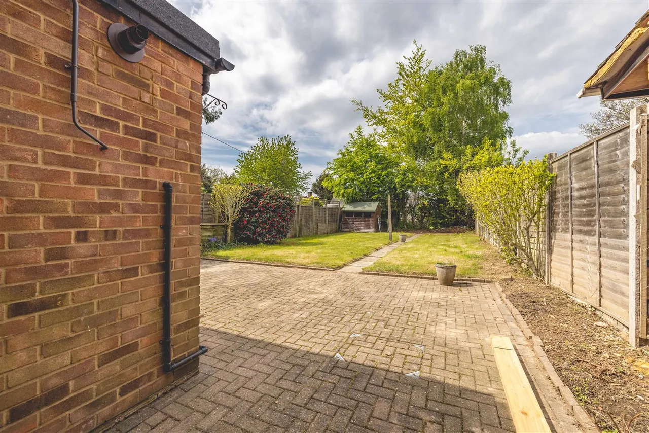 Moat Drive, Slough, Berkshire, SL2 5TG, photo 18