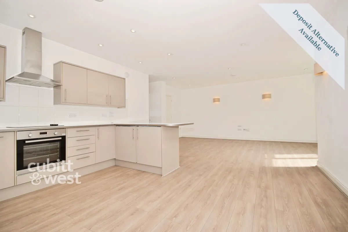3 bed flat to rent, Wood Street, East Grinstead, RH19
