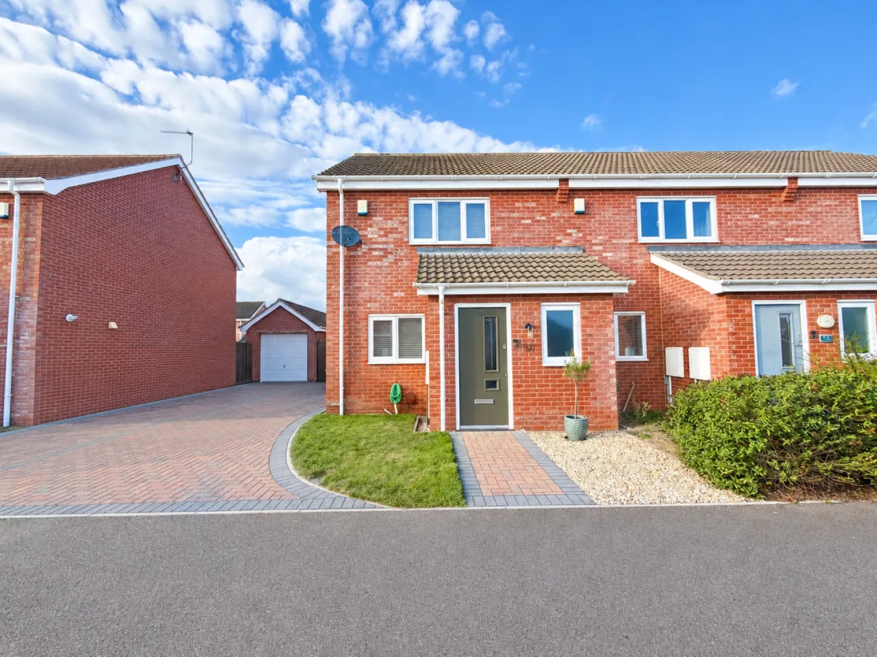 2 bed house for sale, Kings Drive, Bradwell