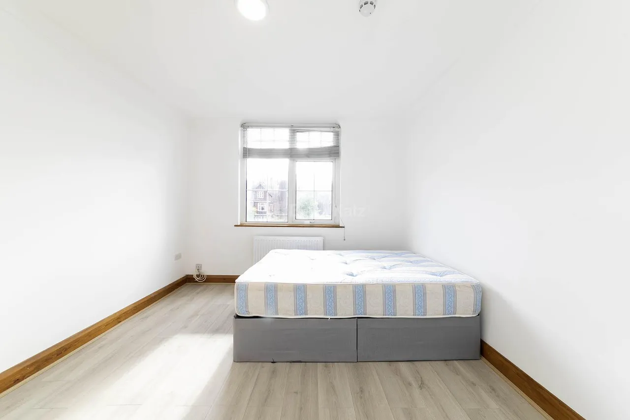 Willesden Lane, London, NW2, photo 12