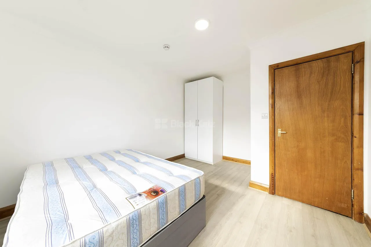 Willesden Lane, London, NW2, photo 9