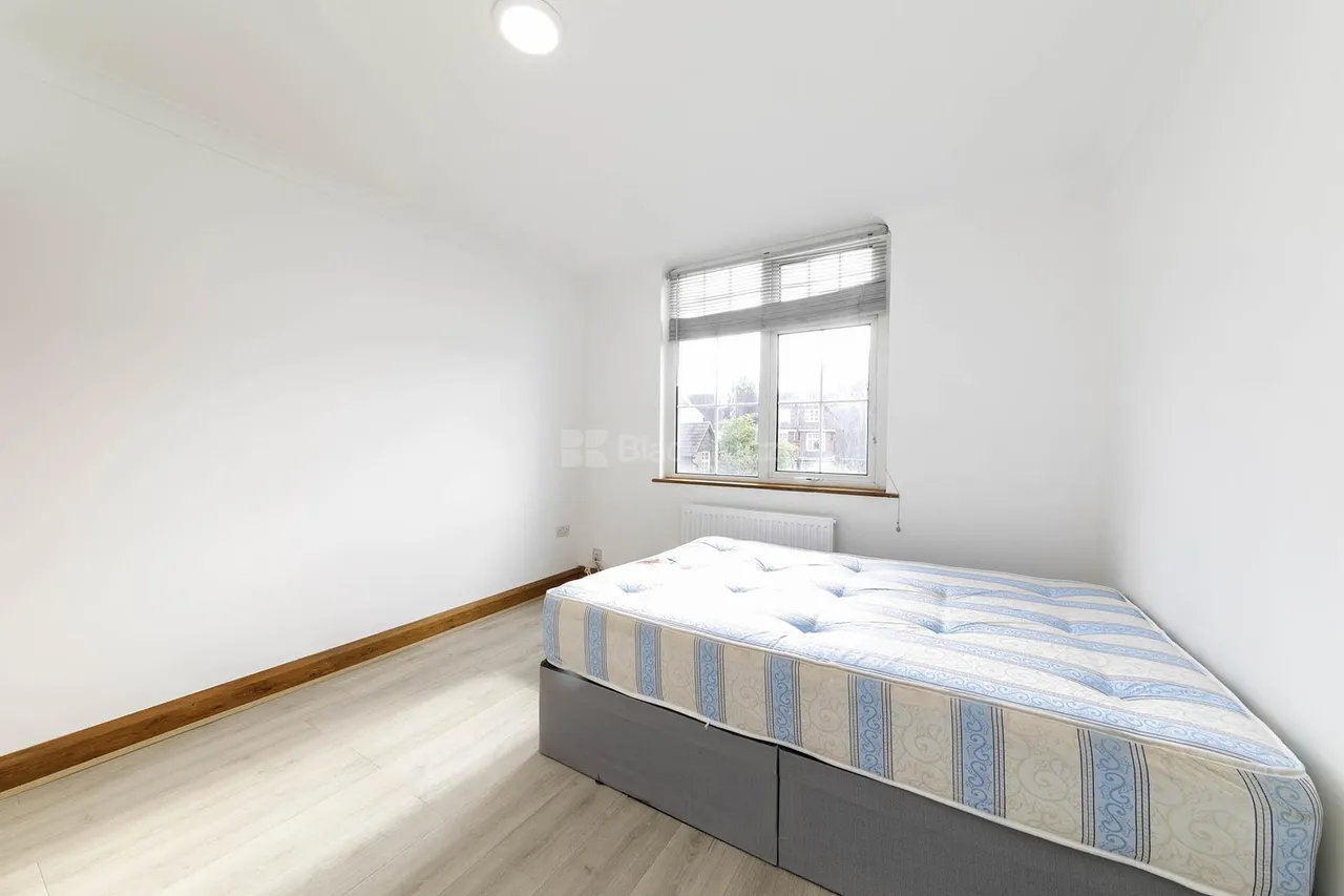 Willesden Lane, London, NW2, photo 13