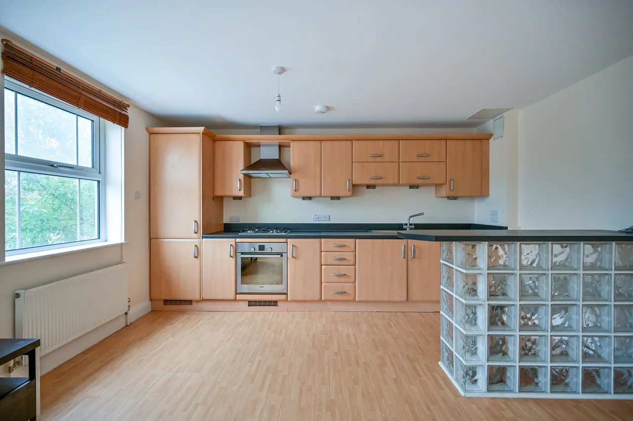5 Stewart House, 42 Villiers Road, Kingston upon Thames, photo 3