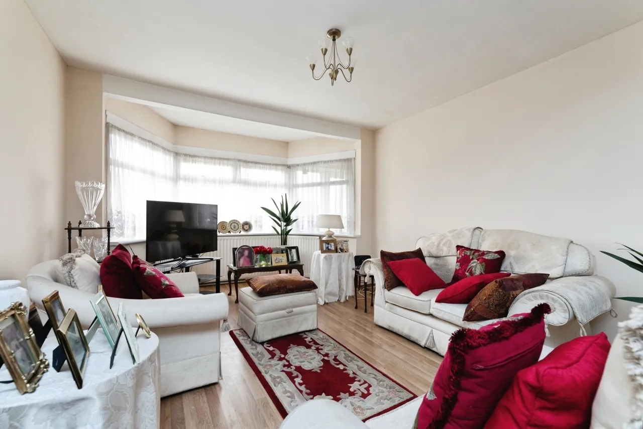 3 bed house for sale — Southend Road, Woodford Green, IG8