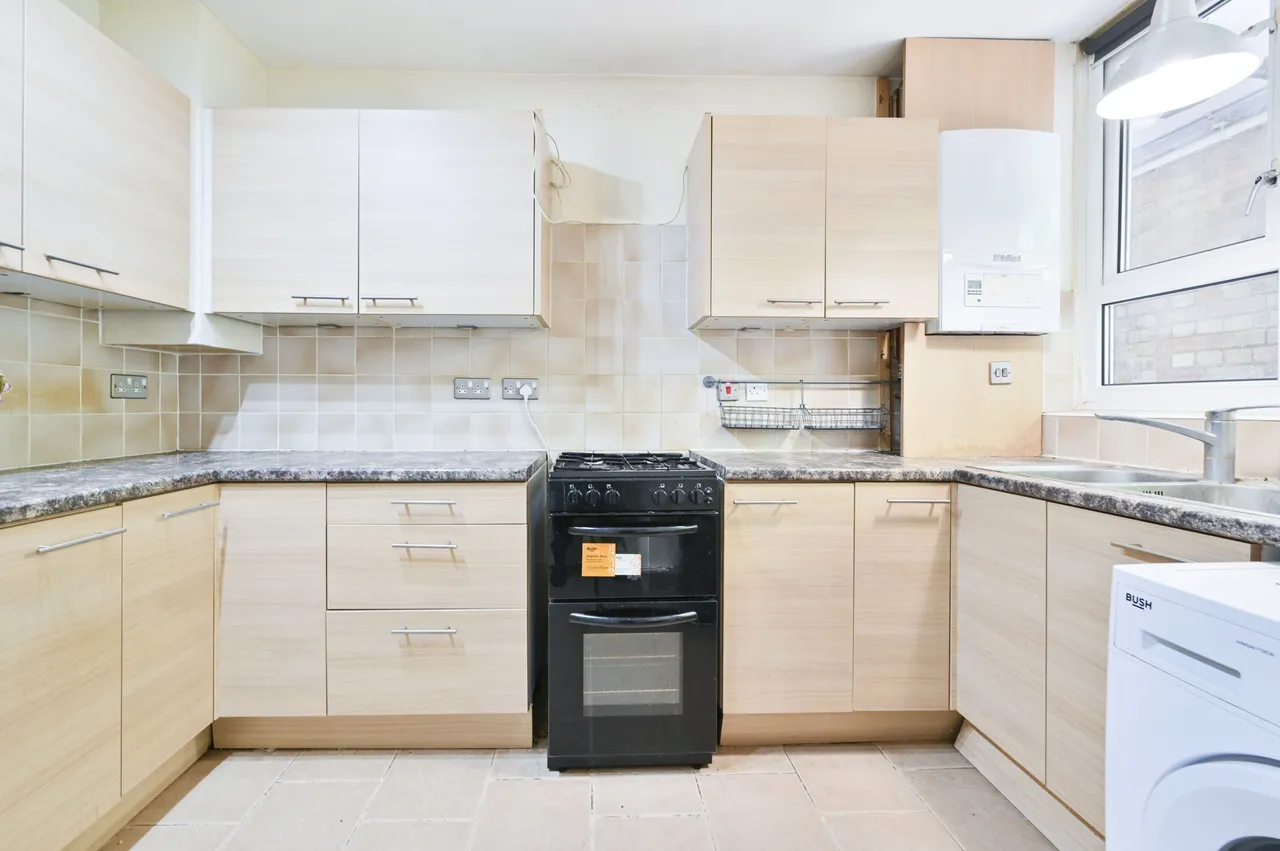 16 Larchfield House, Highbury Estate, London, photo 10