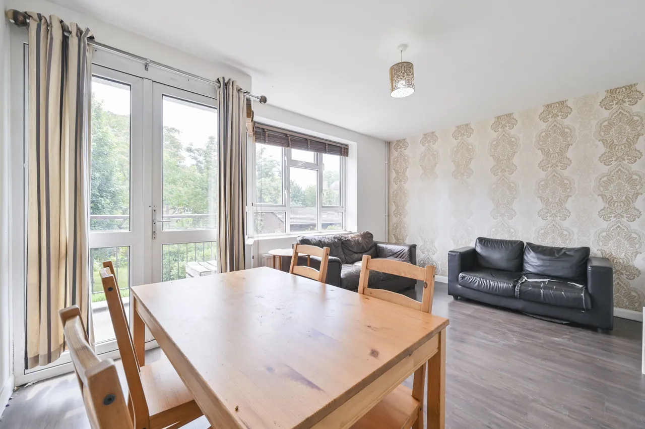 16 Larchfield House, Highbury Estate, London, photo 5