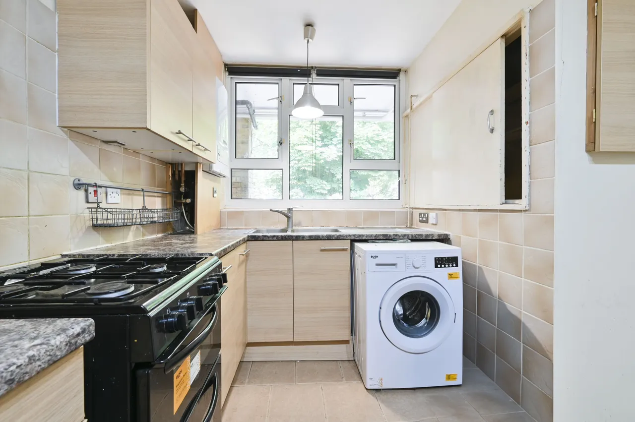16 Larchfield House, Highbury Estate, London, photo 8