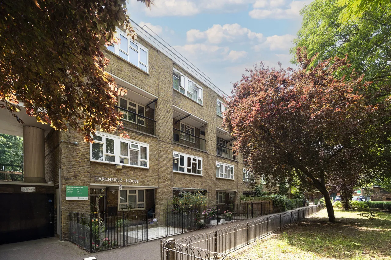 16 Larchfield House, Highbury Estate, London, photo 9