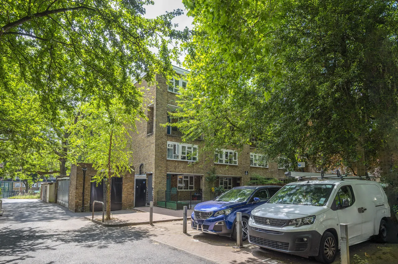 16 Larchfield House, Highbury Estate, London, photo 6