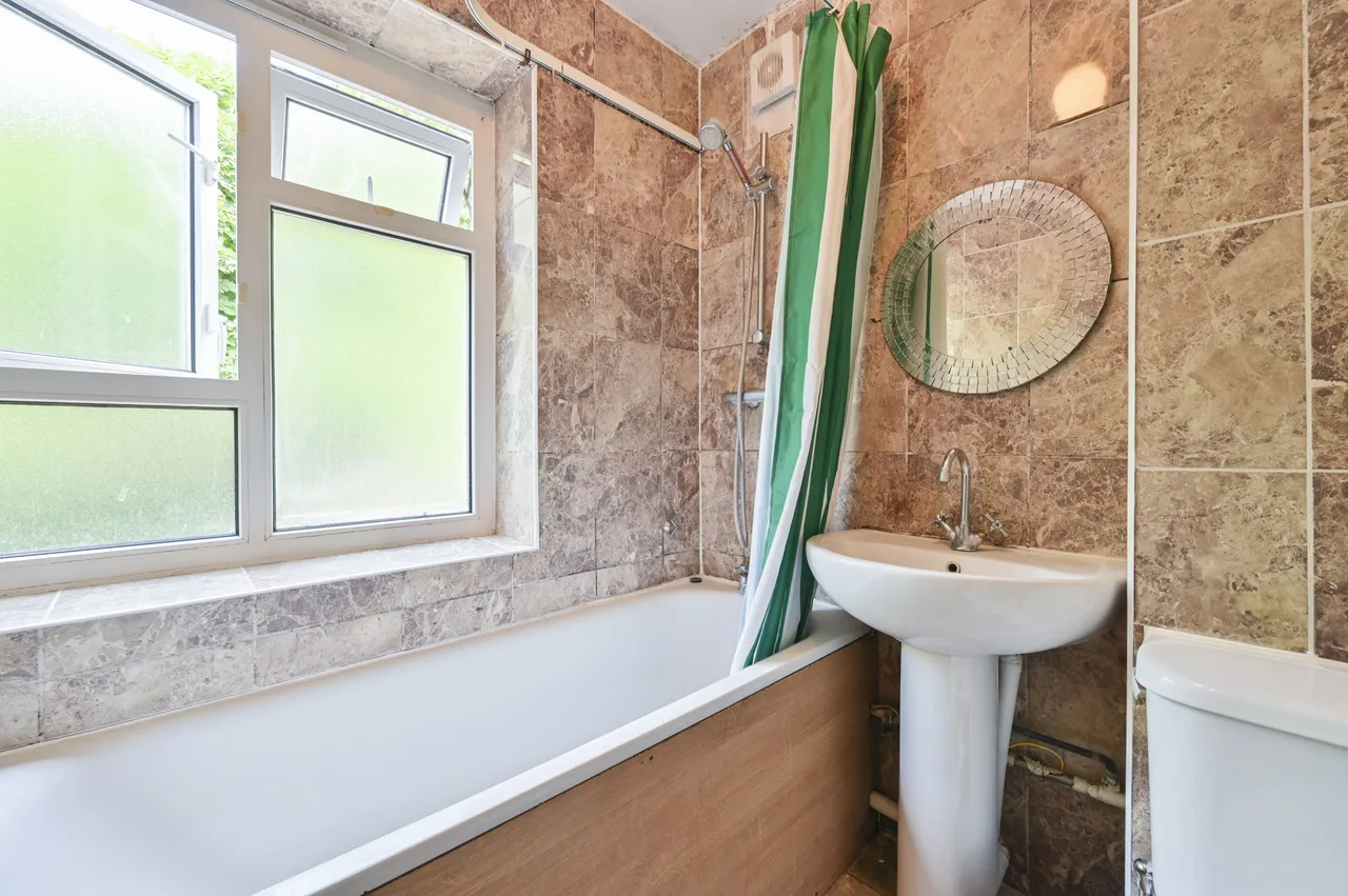 16 Larchfield House, Highbury Estate, London, photo 11