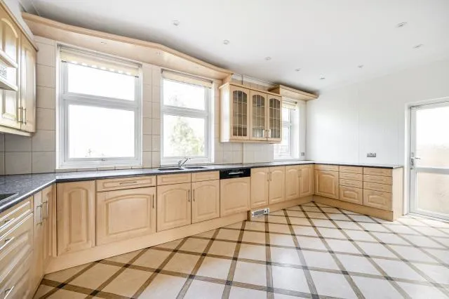 Chalgrove Gardens, London, N3, photo 15