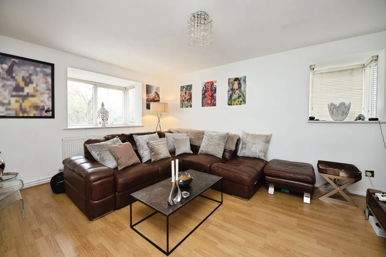 2 bed flat for sale, Harkness Close, Romford, RM3
