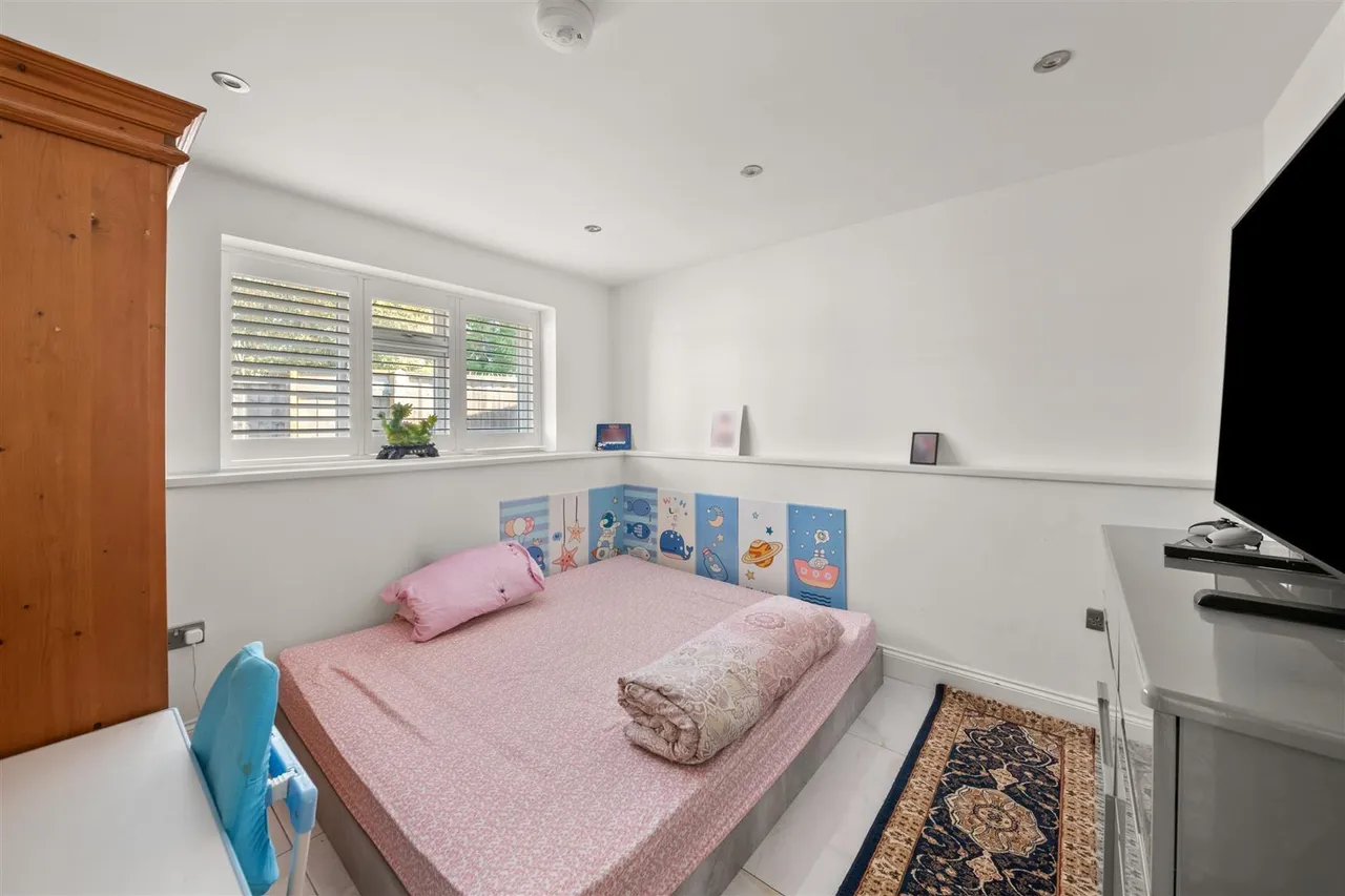 Invicta Close, Feltham, photo 9