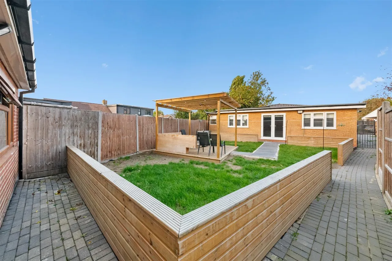 Invicta Close, Feltham, photo 15