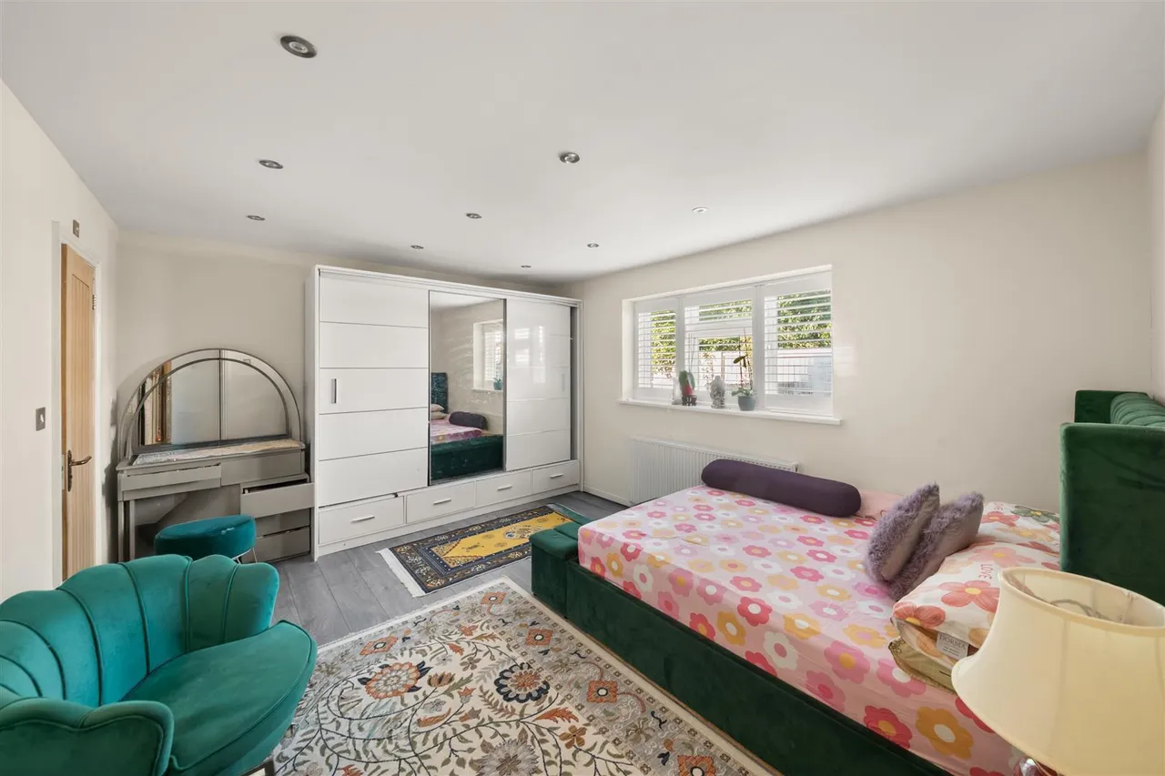 Invicta Close, Feltham, photo 10