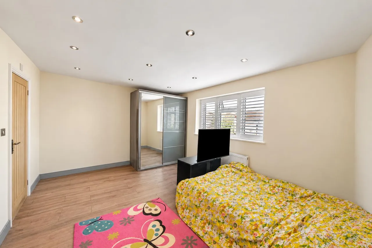 Invicta Close, Feltham, photo 7