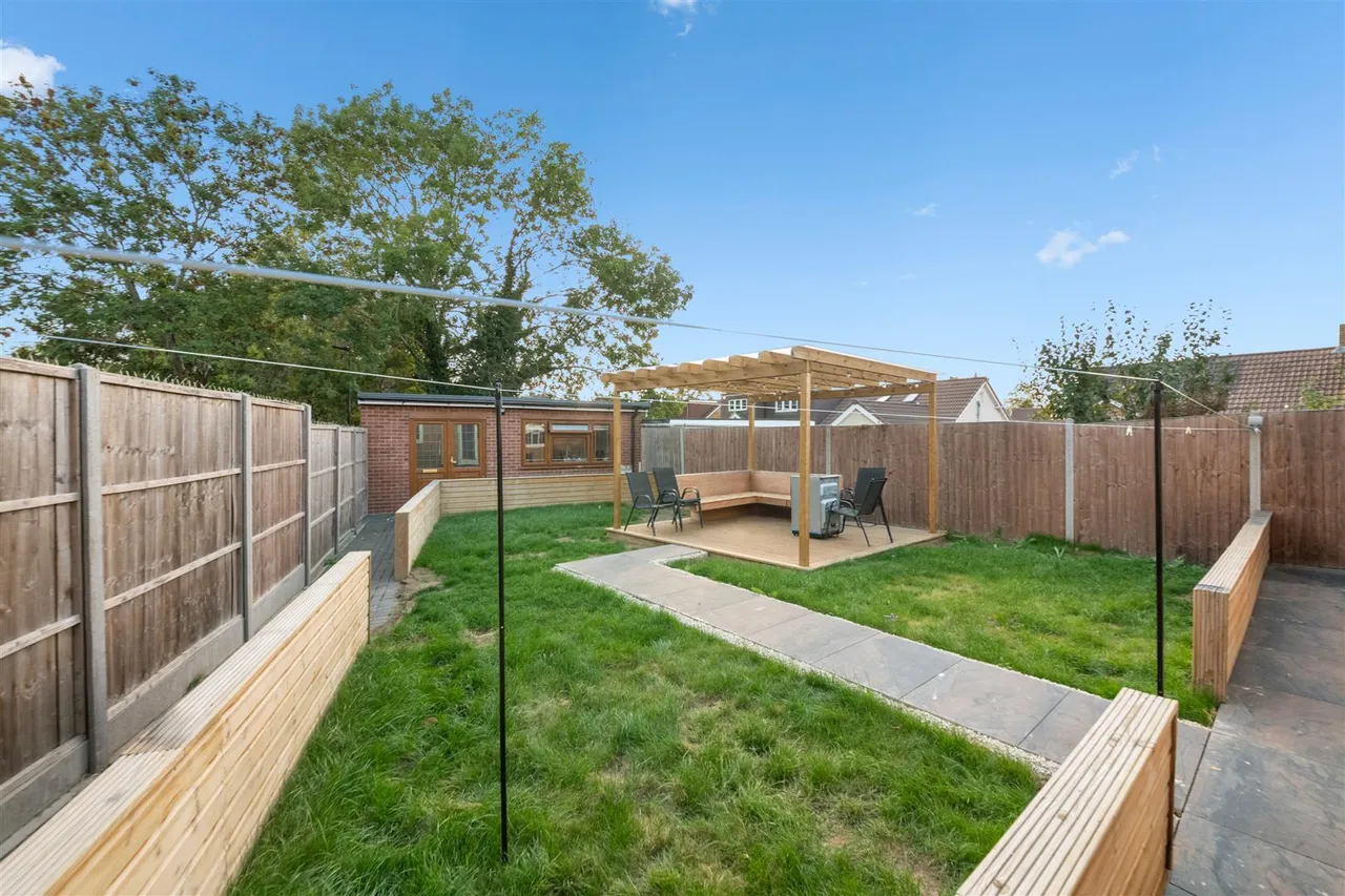Invicta Close, Feltham, photo 14