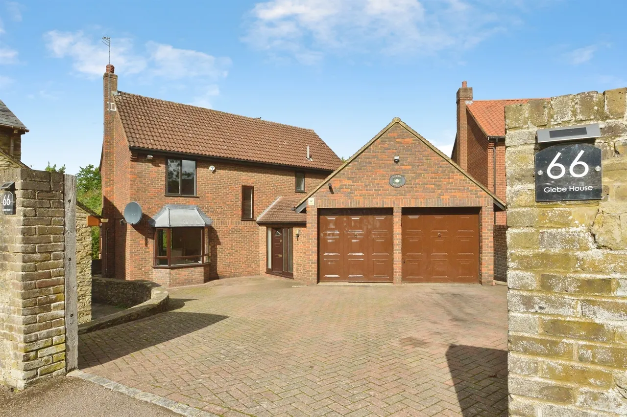 4 bed house for sale — Abbey Road, Bradwell, Milton Keynes