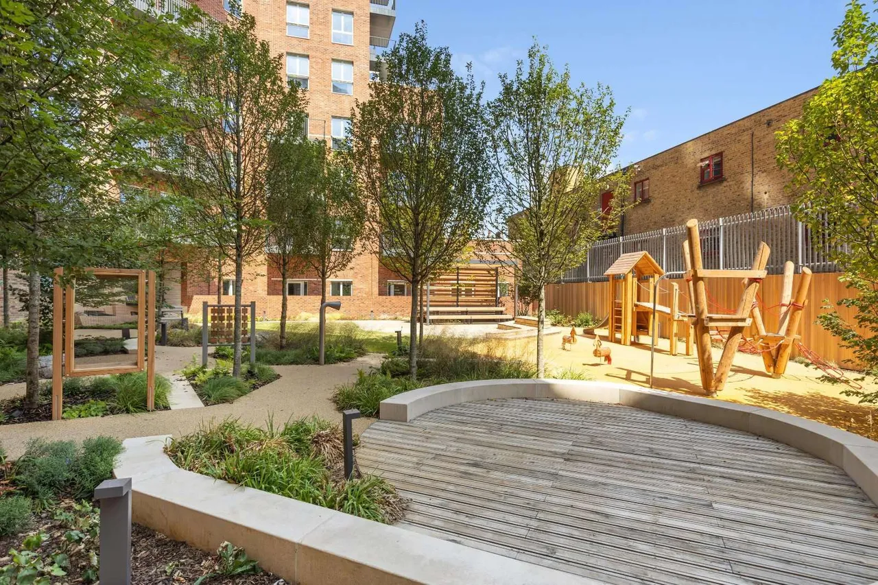 Monarch Square, London, SW11 1DF, photo 12