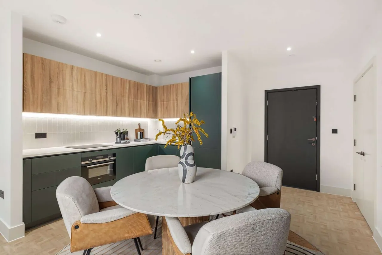 Monarch Square, London, SW11 1DF, photo 2