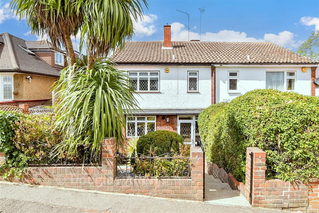 3 bed house for sale, Marjorams Avenue, Loughton, IG10