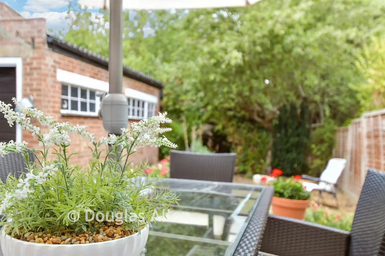 Marjorams Avenue, Loughton, IG10, photo 11