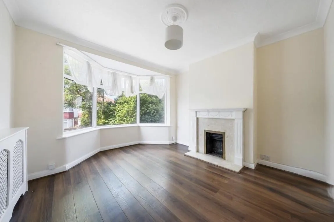 3 bed house for sale — Clayhill Crescent, London, SE9 4JB