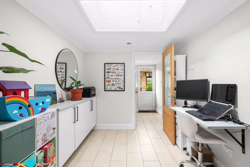 Hare Hill, Row Town KT15 1DJ, photo 7