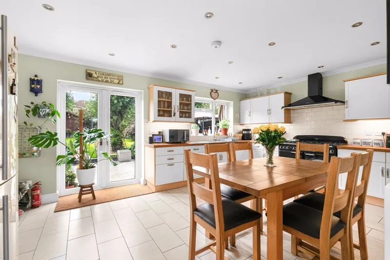 Hare Hill, Row Town KT15 1DJ, photo 3