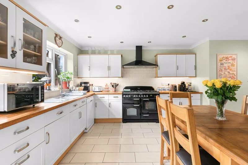 Hare Hill, Row Town KT15 1DJ, photo 2