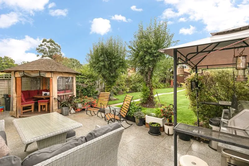 Hare Hill, Row Town KT15 1DJ, photo 18