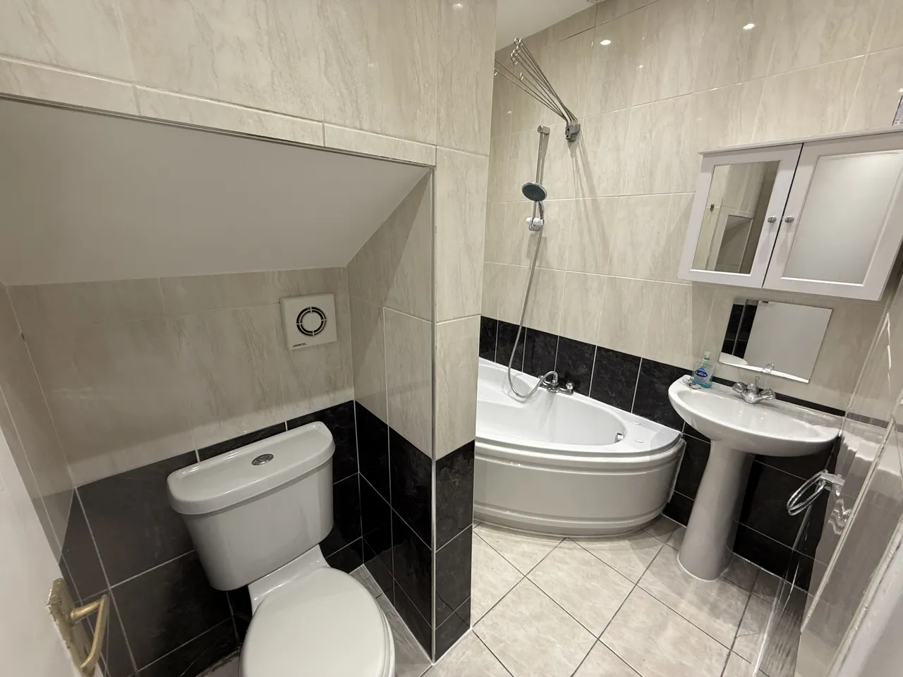2 bed flat to rent The Vale, Childs Hill, London NW11, photo 9
