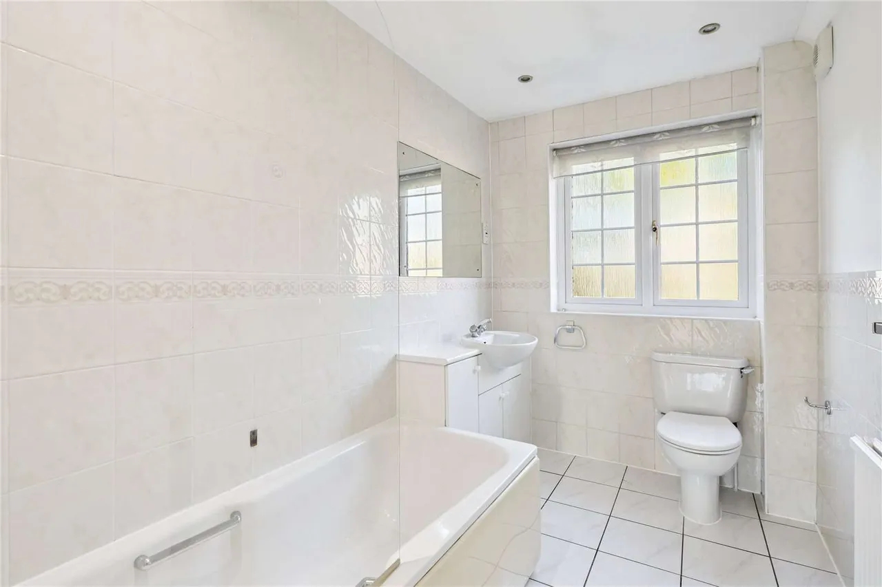 Pine Walk, Cobham, Surrey, KT11 2HJ, photo 8