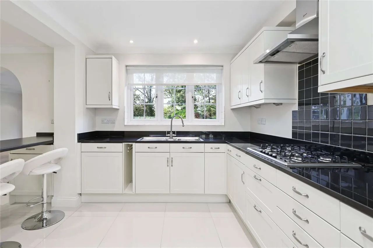 Pine Walk, Cobham, Surrey, KT11 2HJ, photo 3