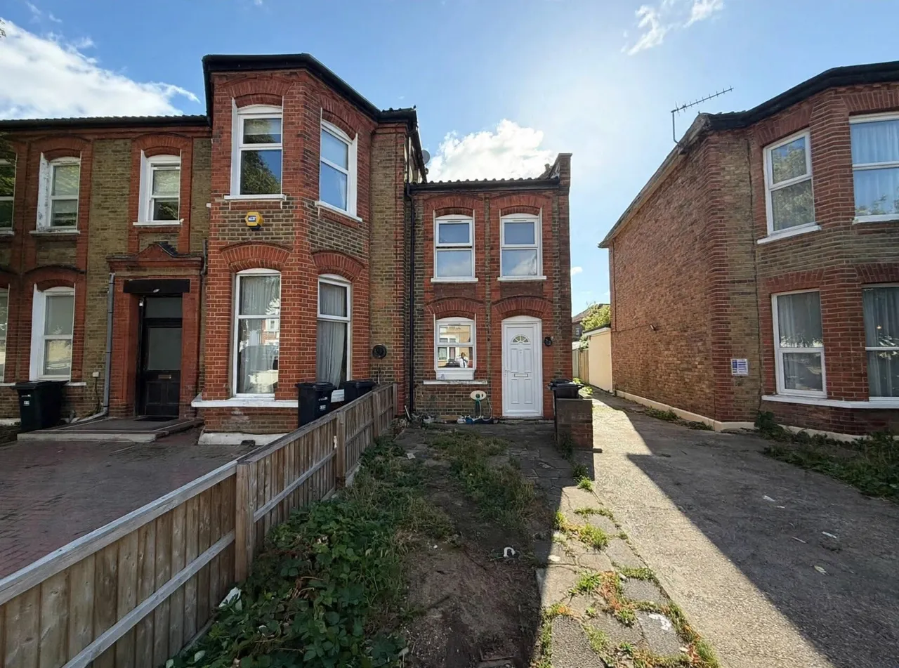 2 bed house to rent — Aldborough Road South, Ilford, IG3