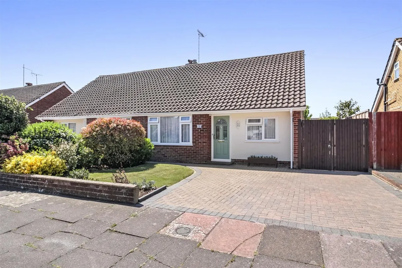 3 bed house for sale — Cuckfield Crescent, Salvington, Worthing