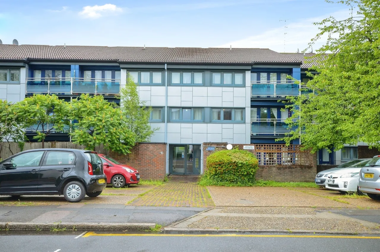 2 bed flat for sale — Francis Road, Harrow