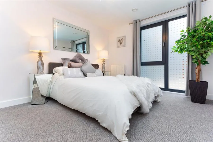 Marketfield Way, Redhill, RH1, photo 2