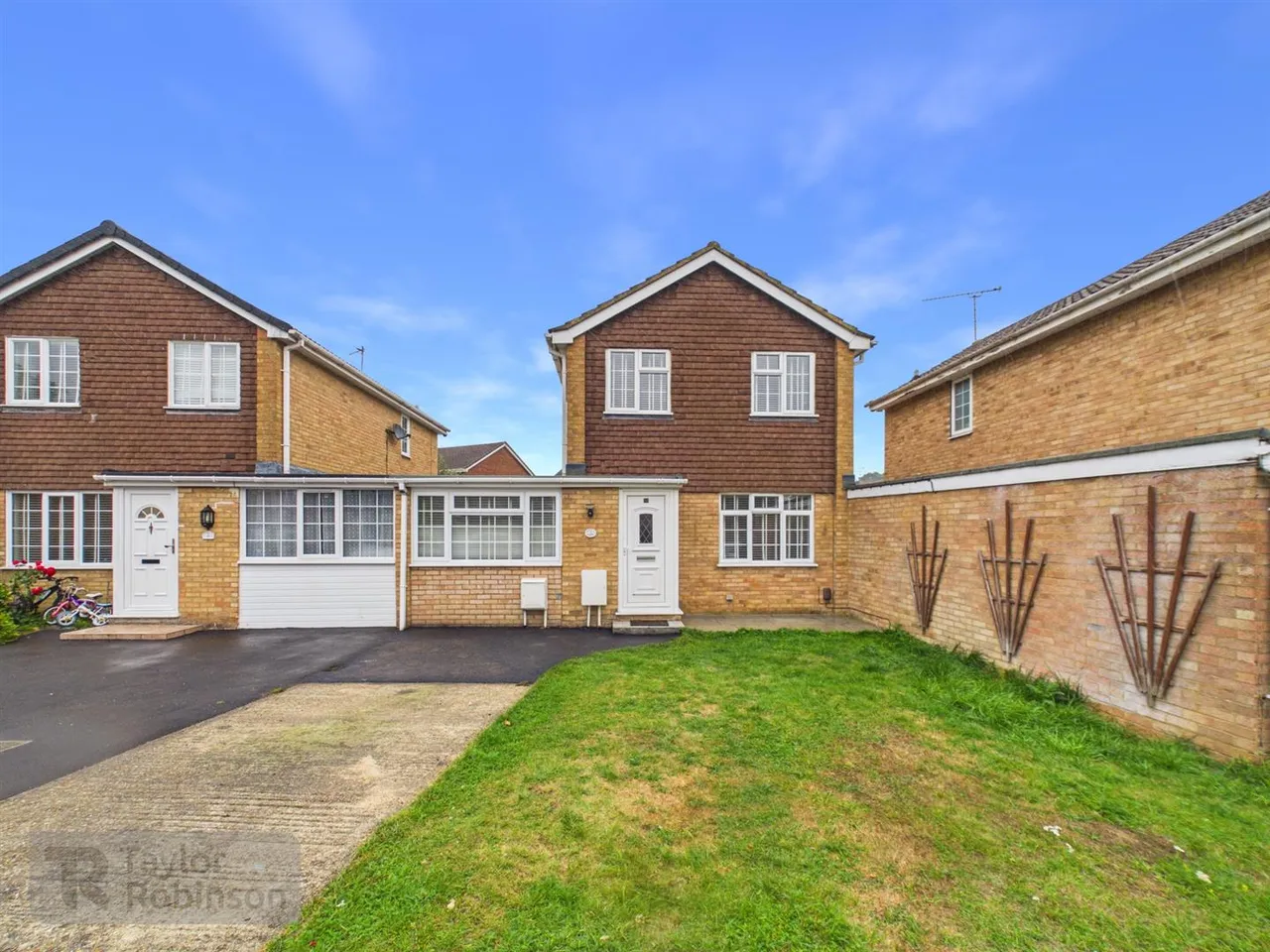 4 bed property to rent, St Hildas Close, Pound Hill, RH10