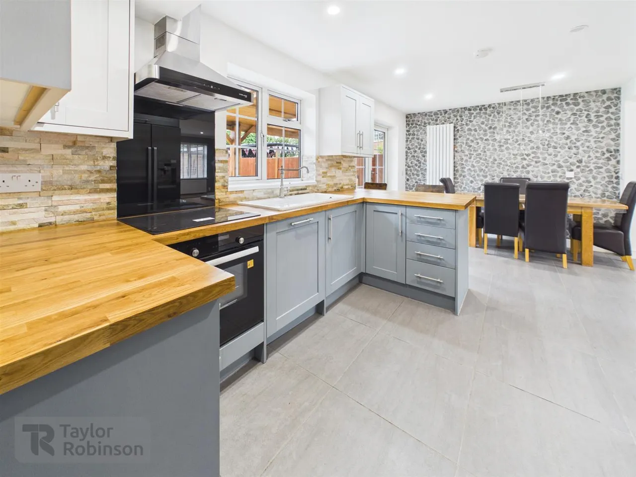 St Hildas Close, Pound Hill, RH10, photo 2