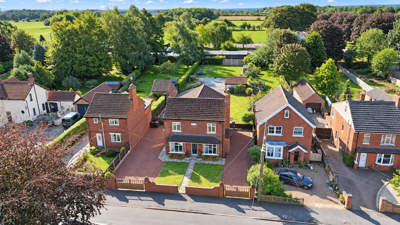 4 bed house for sale, Flixborough Road, Burton-Upon-Stather, DN15